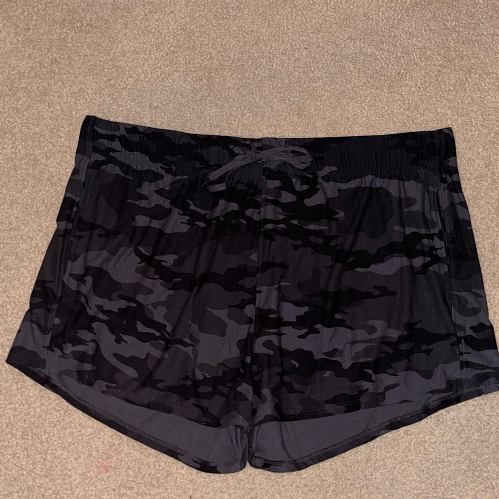 New Women’s Athletic Works Size XXXL Black Camouflage Shorts
